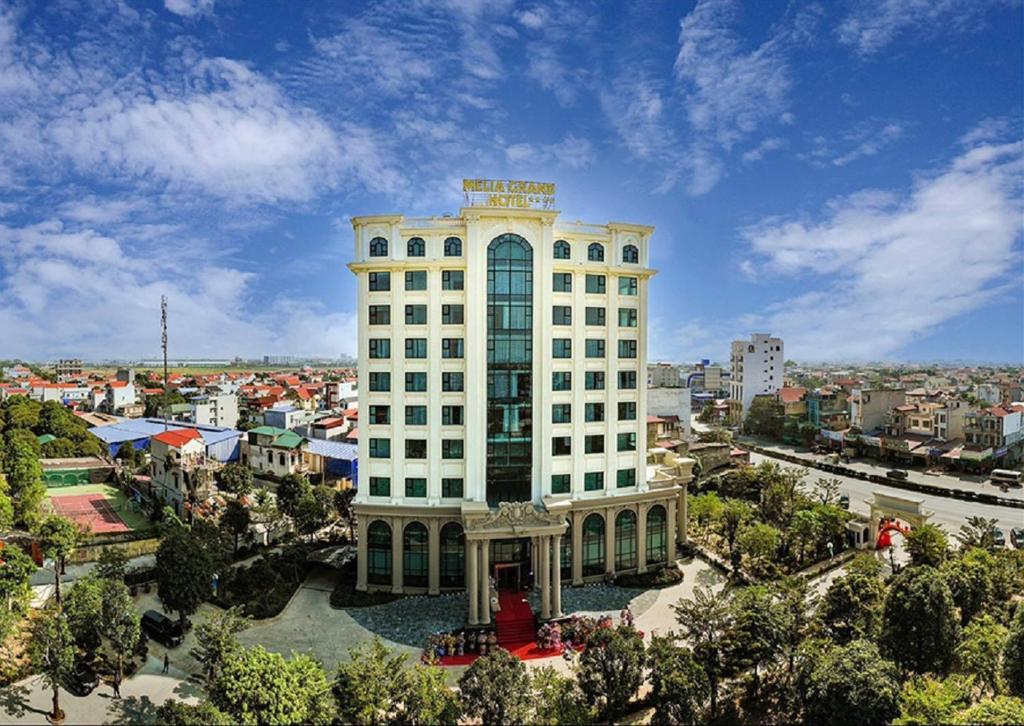 un alto edificio bianco con molte finestre di Quynh Trang Hung Yen Hotel a HÆ°ng YÃªn