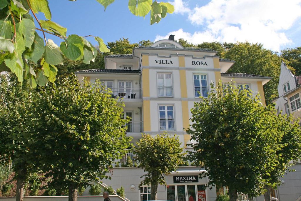 オストゼーバート・ゼリンにあるVilla Rosa Whg. 04 mit Balkonの黄色の建物(ヴィラリゾートの看板付)
