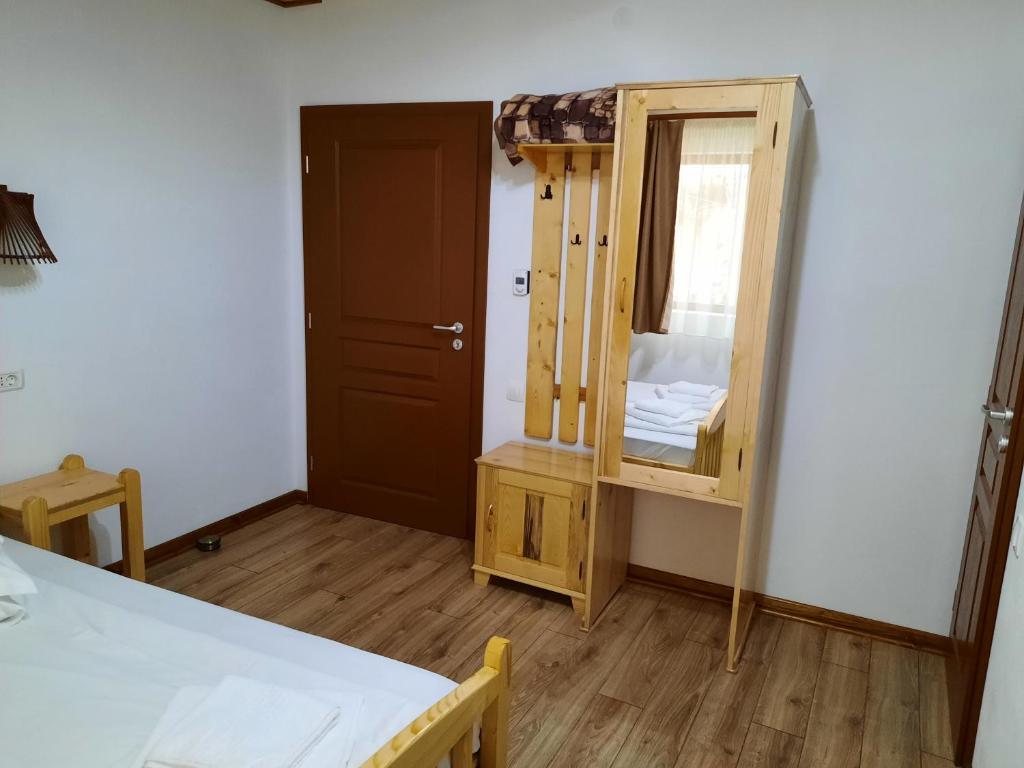 Izvorul Maleii - Double Room With Private Bathroom