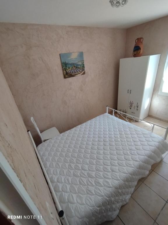 Postel nebo postele na pokoji v ubytování Chambre d hôtes en Provence, au pied du Luberon, les Coquelicots