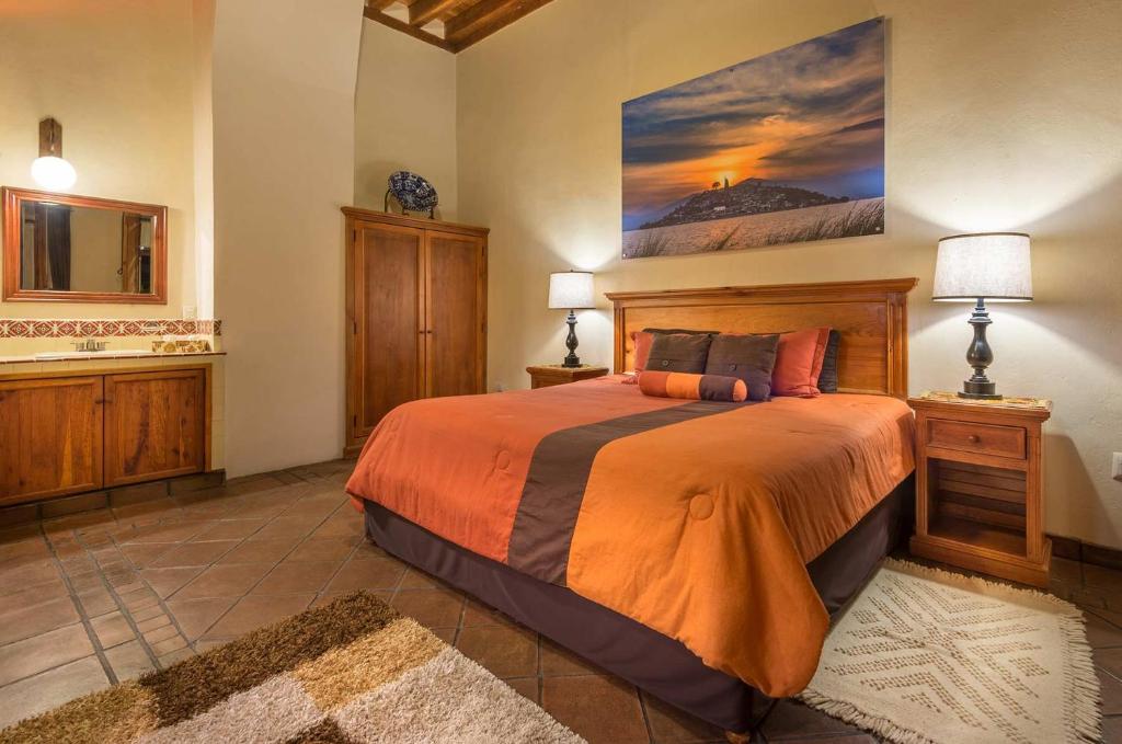Postel nebo postele na pokoji v ubytování Hotel Casa del Naranjo