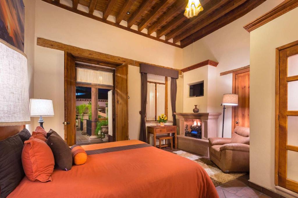 Postel nebo postele na pokoji v ubytování Hotel Casa del Naranjo