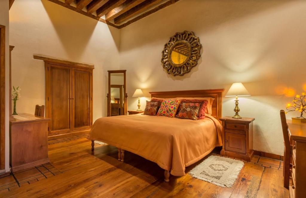 Postel nebo postele na pokoji v ubytování Hotel Casa del Naranjo