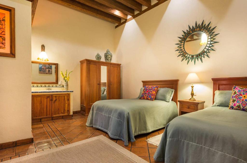 Postel nebo postele na pokoji v ubytování Hotel Casa del Naranjo