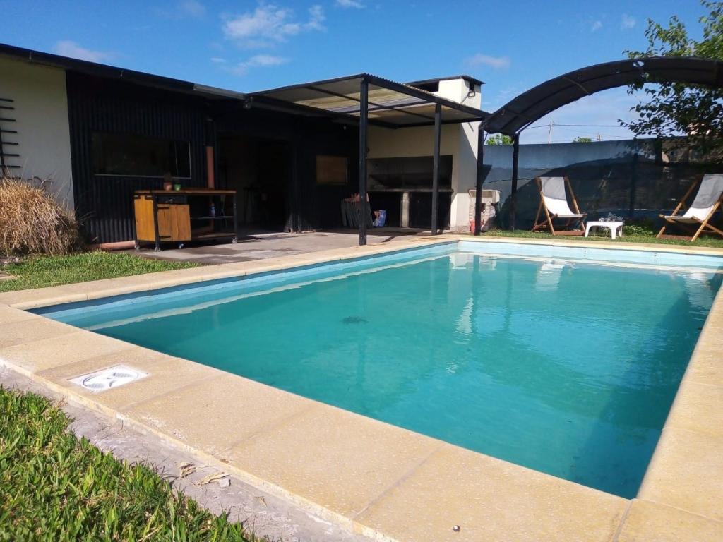 uma piscina no quintal de uma casa em El séptimo día, lugar de descanso em Funes