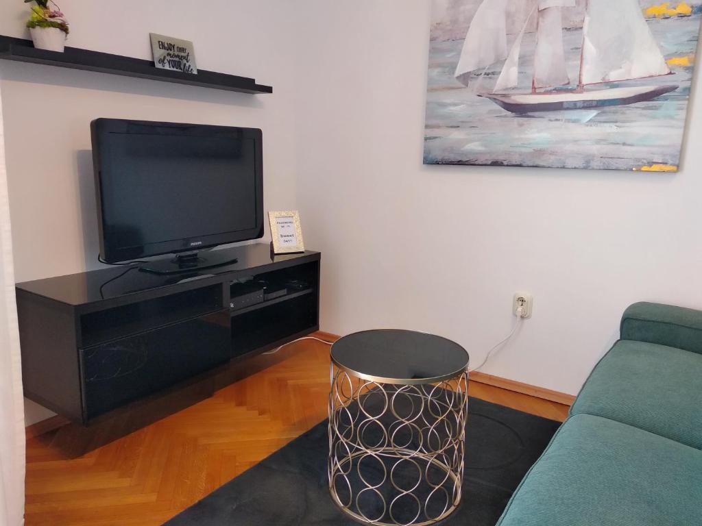 sala de estar con TV y sofá verde en Sweet en Split