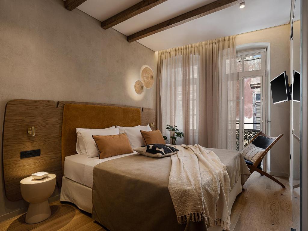 Un dormitorio con una cama grande y una ventana en Casa Modiano Boutique en La Canea