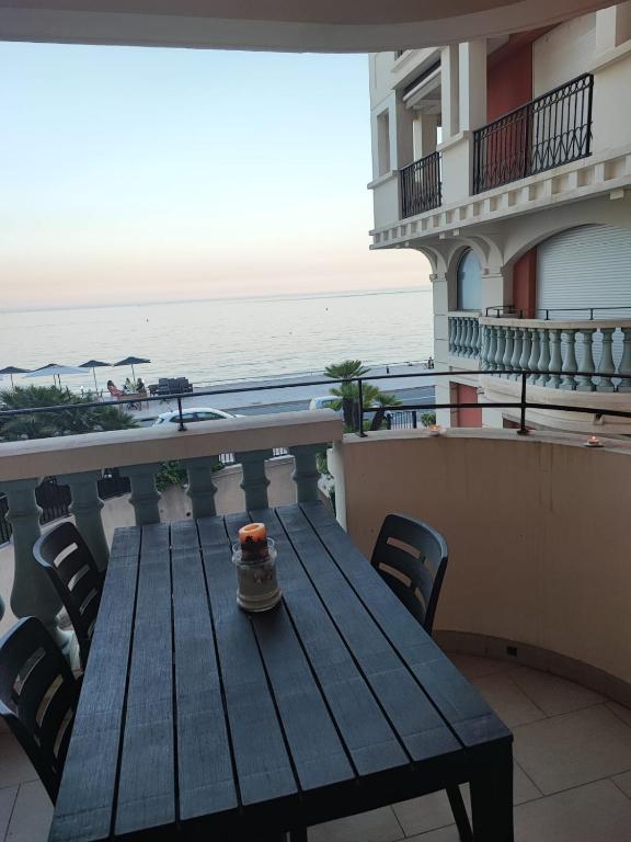 Balkon atau teras di Appartamento fronte mare