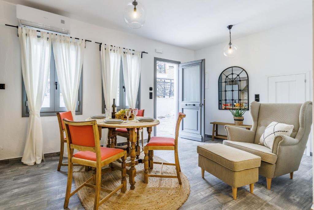 スコペロスにあるThe Grey Homeのテーブルと椅子のあるダイニングルームとリビングルーム