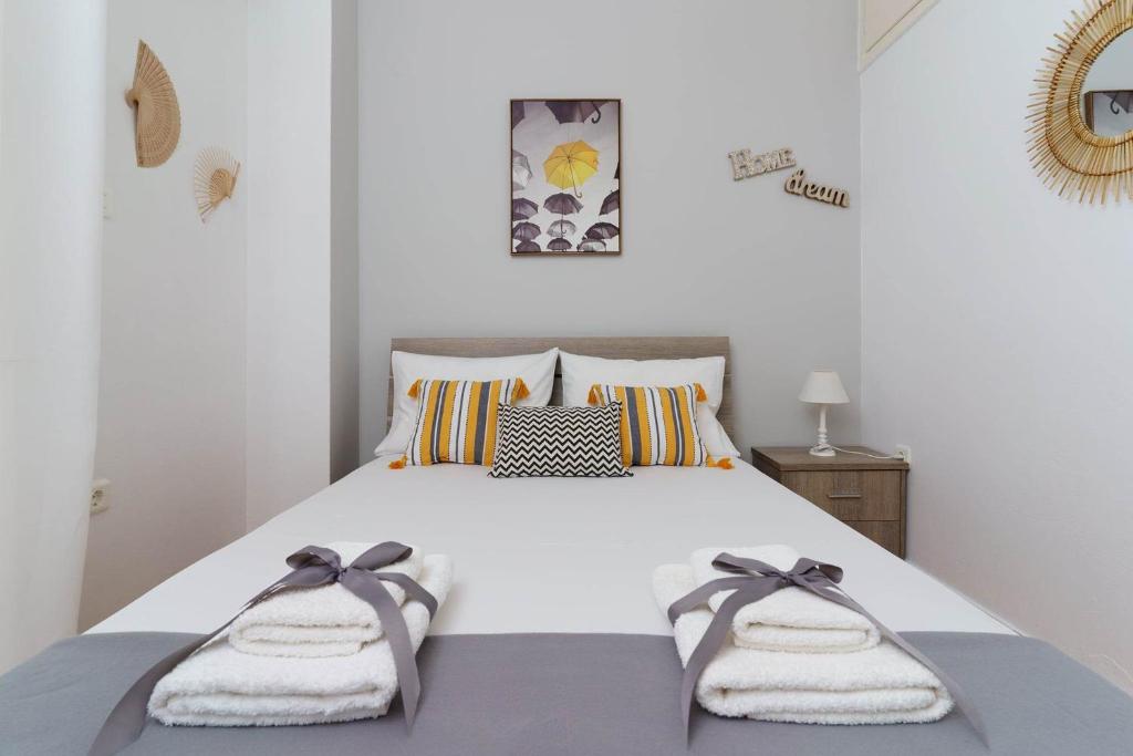 - une chambre avec un lit et 2 serviettes dans l'établissement Chris's best apartment in Athens, à Athènes
