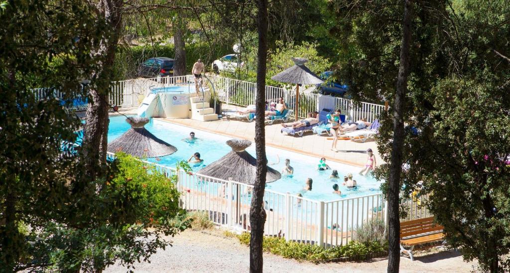 Bazén v ubytování Camping Le Mas de Reilhe nebo v jeho okolí
