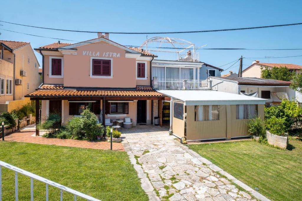- Vistas a una casa con patio en Guesthouse Istra Premantura, en Premantura