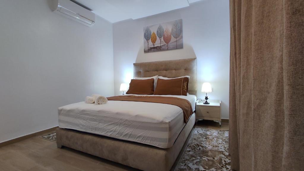 a bedroom with a large bed in a room at DLX02 - Appartement Deluxe 2 chambres - Centre Ville Oujda in Oujda