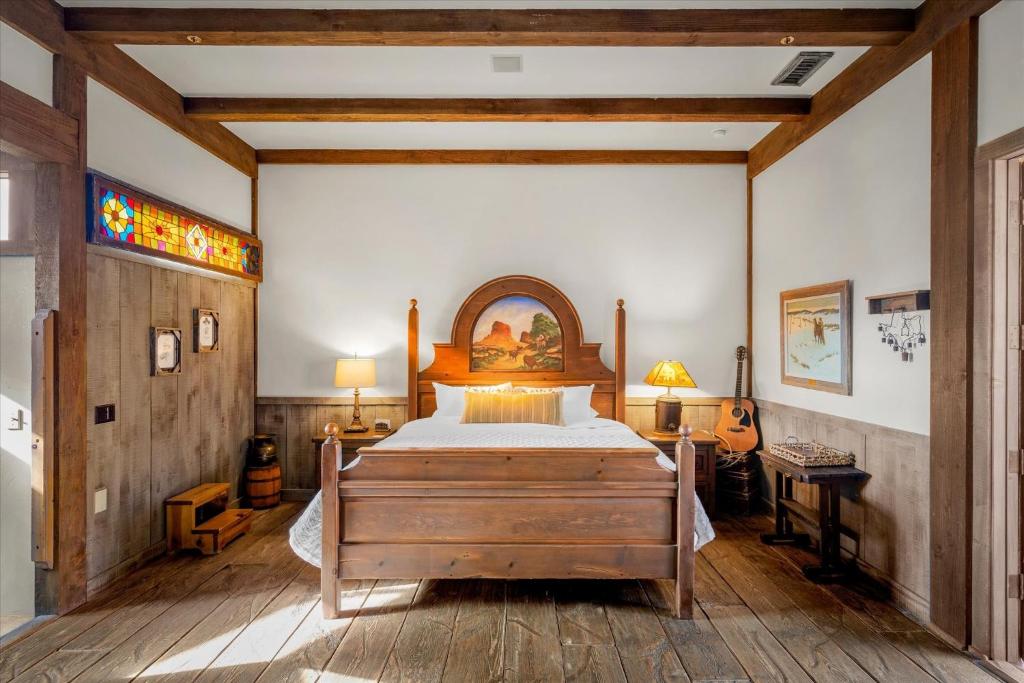 1 dormitorio con 1 cama grande en una habitación en Adobe Village Inn, en Sedona
