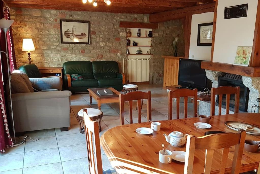 - un salon avec une table et un canapé dans l'établissement Gîte au calme près nature Aubrac Margeride 3 étoiles, à Saint-Alban-sur-Limagnole