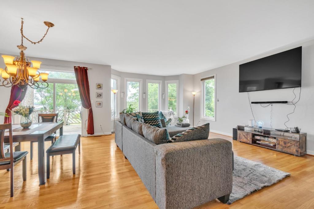 ein Wohnzimmer mit einem Sofa und einem Tisch in der Unterkunft Relaxing Luxurious Waterfront townhouse in Hampton