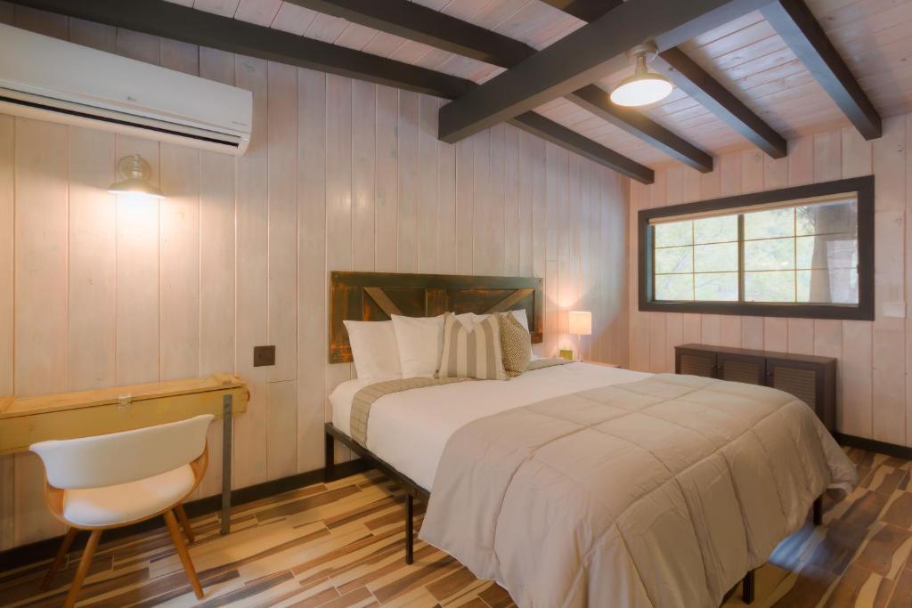 een slaapkamer met een bed, een bureau en een stoel bij Destination Oak Creek 8 apts in Sedona