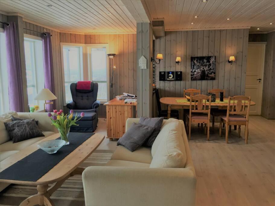 a living room with a couch and a dining room at Bordalen-Voss 