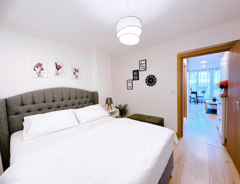 מיטה או מיטות בחדר ב-Aliya home No1-new apartment close to taksim istanbul