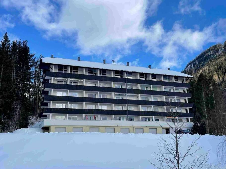 ein Hotel in den Bergen mit Schnee davor in der Unterkunft Alpenurlaub II Wohnung mit Traumausblick in Bad Mitterndorf