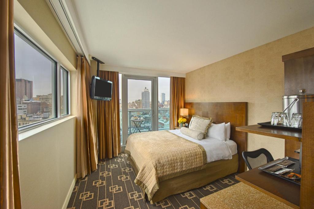 Wyndham Garden Chinatown - Executive Queen Room With Balcony, High Floor