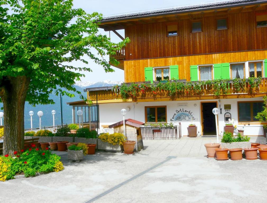 un edificio con un montón de plantas delante de él en B & B Apartments Ortlerblick, en Sluderno