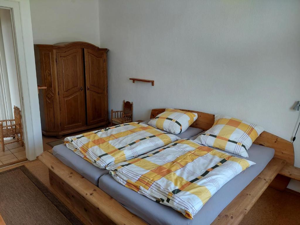 a bed with two pillows on it in a bedroom at Monteurzimmer bei der Gärtnerei in Grünendeich