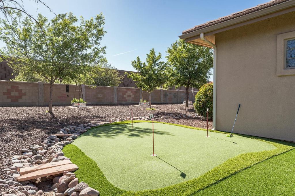 um campo de golfe no quintal de uma casa em Prescott Luxury Home near Golf Course and Airport home em Prescott Valley