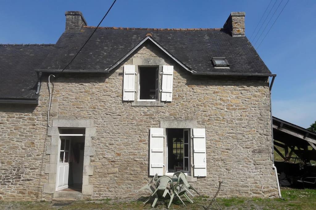 une ancienne maison en briques avec des fenêtres blanches à volets dans l'établissement Penty lothea, à Quimperlé
