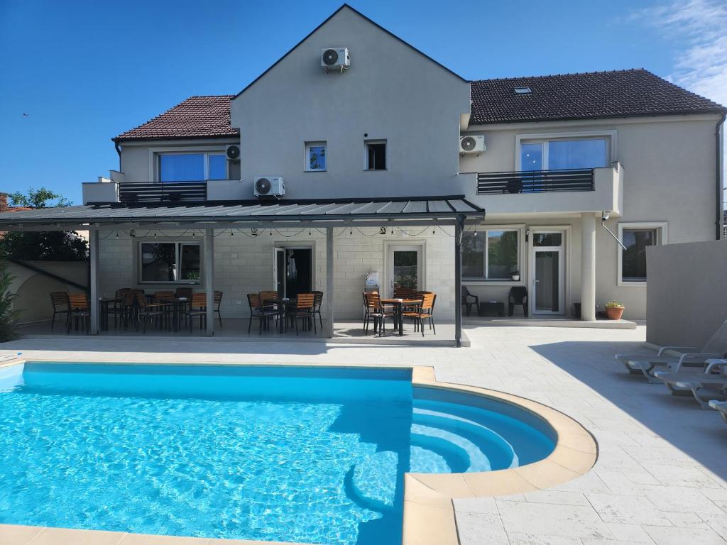 Bazén v ubytování XO Residence nebo v jeho okolí