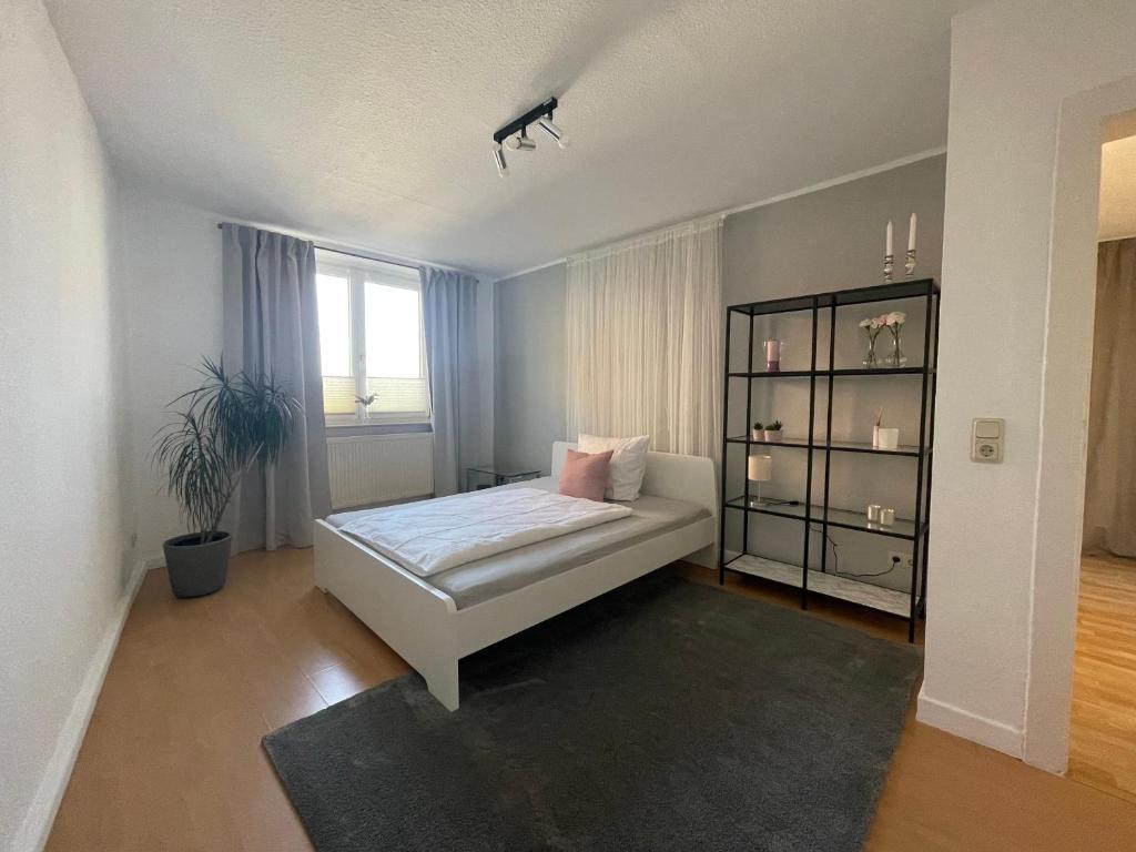 ein kleines Schlafzimmer mit einem Bett und einem Fenster in der Unterkunft WH-Immobilien:Citynah mit Balkon in Hannover
