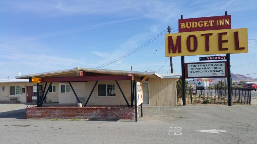 un edificio con un cartel de motel delante en Budget Inn Mojave, en Mojave