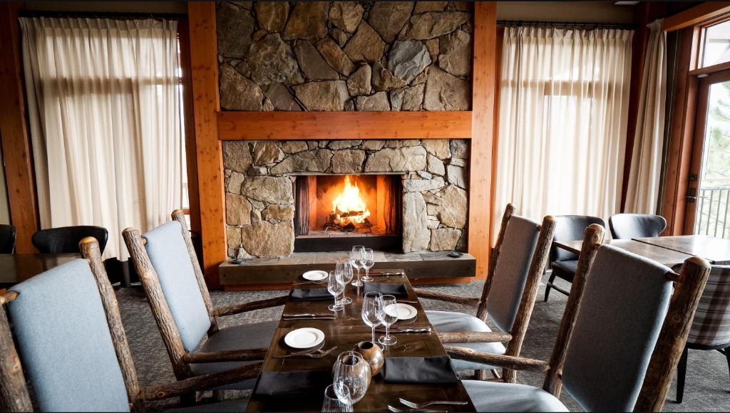 Istumisnurk majutusasutuses Headwaters Lodge at Eagle Ranch Resort