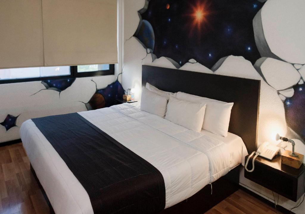 Postel nebo postele na pokoji v ubytování Hi Hotel Impala Queretaro