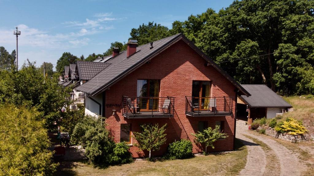 dom z czerwonej cegły z 2 balkonami w obiekcie Cicha Dolinka w Stegnie