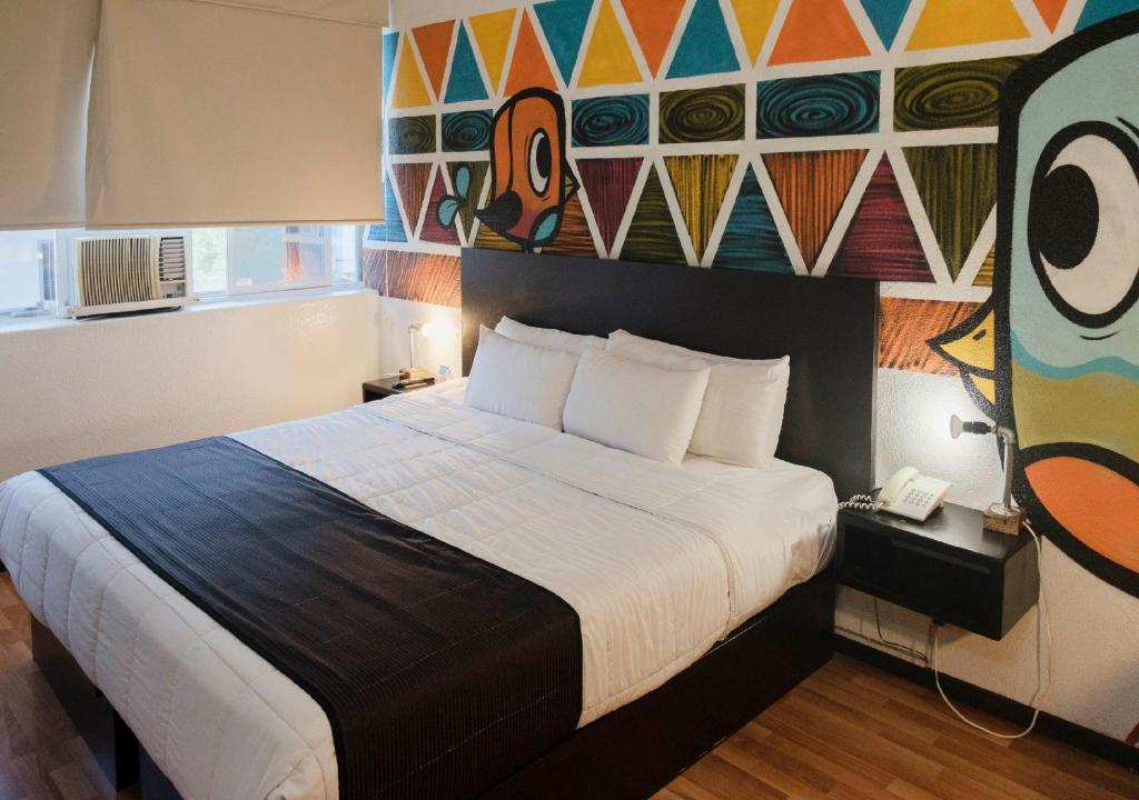 Postel nebo postele na pokoji v ubytování Hi Hotel Impala Queretaro