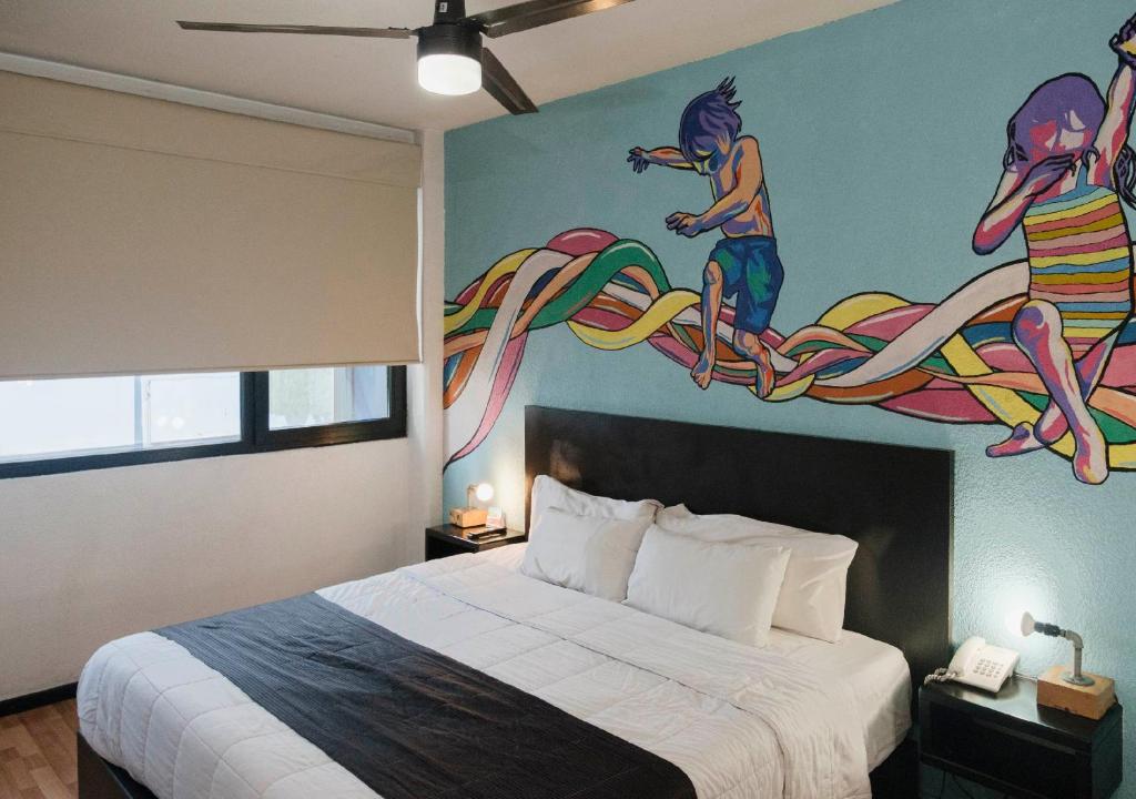 Postel nebo postele na pokoji v ubytování Hi Hotel Impala Queretaro