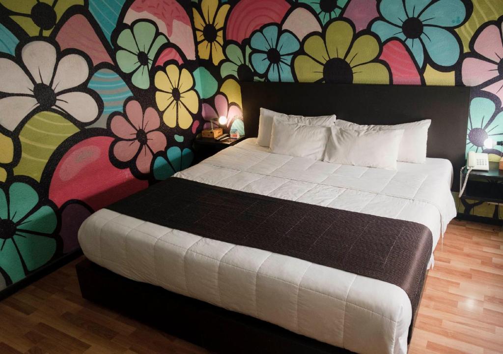Postel nebo postele na pokoji v ubytování Hi Hotel Impala Queretaro