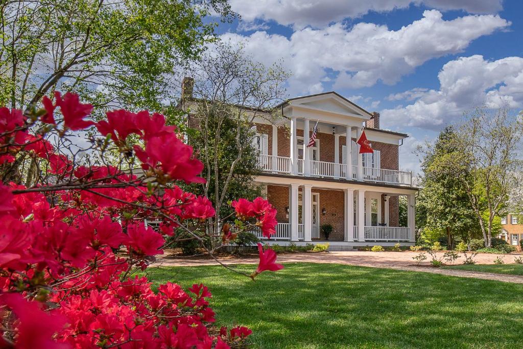 萊辛頓的住宿－Stonegate，院子里有红色鲜花的大房子