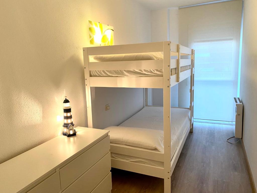 Postel nebo postele na pokoji v ubytování Apartamento con 3 habitaciones, terraza y jardin comunitario con piscina en Sant Antoni de Calonge