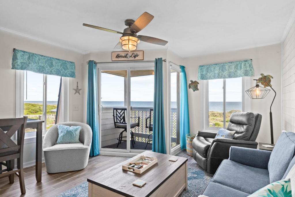 uma sala de estar com vista para o oceano em Turtle Cove Retreat em Atlantic Beach