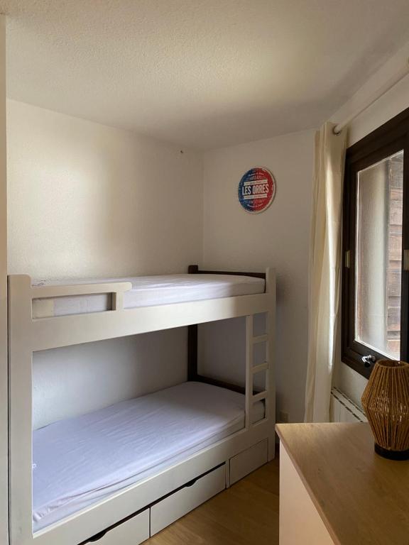 a small room with two bunk beds in it at Au Refuge d'Orres in Les Orres