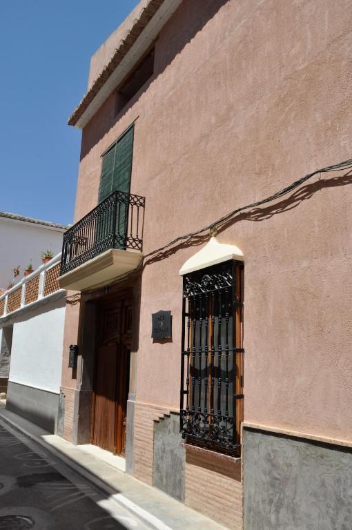 Hotel Casa rural La Boticaria, a building with a window and a balcony at Casa rural La Boticaria in Villar del Arzobispo