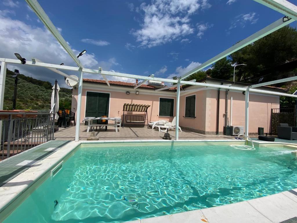 einen Pool mit Terrasse und ein Haus in der Unterkunft Appartamento per le vacanze ,, Villa Miky,, in Pairola