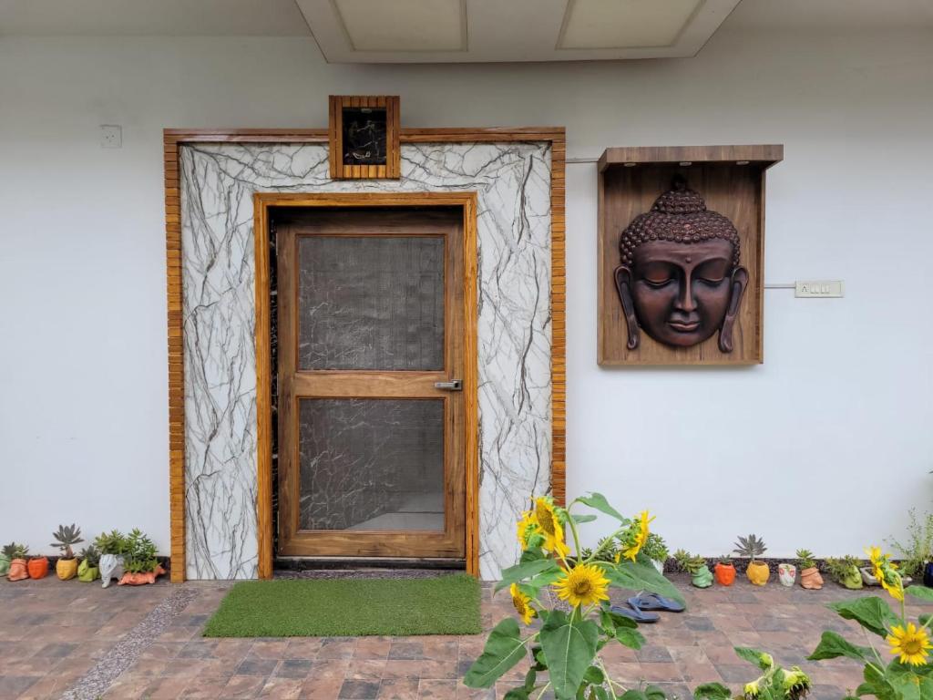 una puerta con una cabeza en un lateral de un edificio en Gupta Residence., en Dhanbād