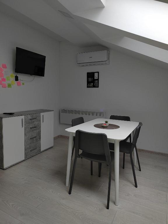 Televízia a/alebo spoločenská miestnosť v ubytovaní Hill apartman - MAKSIMIR Rebro