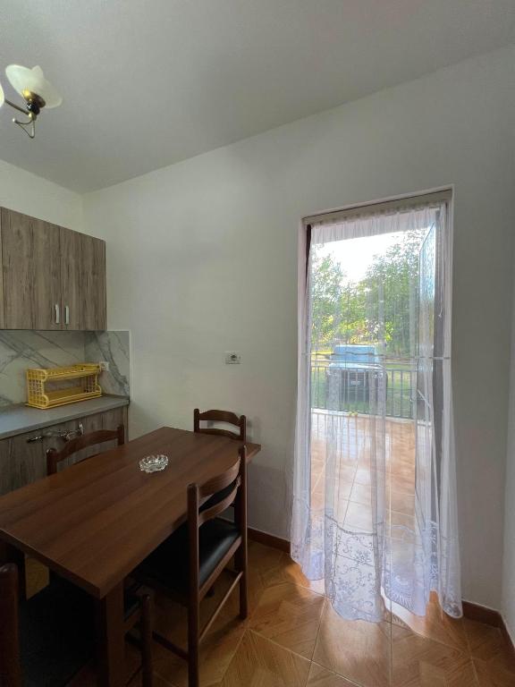Kuchyň nebo kuchyňský kout v ubytování Apartment Kune, Shëngjin 2