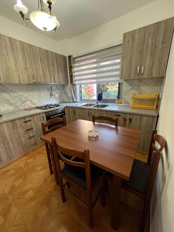 Kuchyň nebo kuchyňský kout v ubytování Apartment Kune, Shëngjin 2