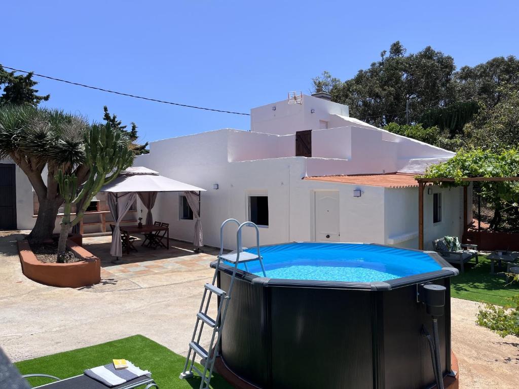 una piscina frente a una casa en Villa Almagre, en Gáldar