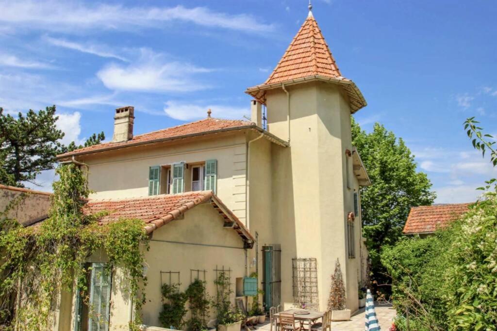 une vieille maison avec une tour en haut dans l'établissement Belle Epoque villa in Fayence, à Fayence